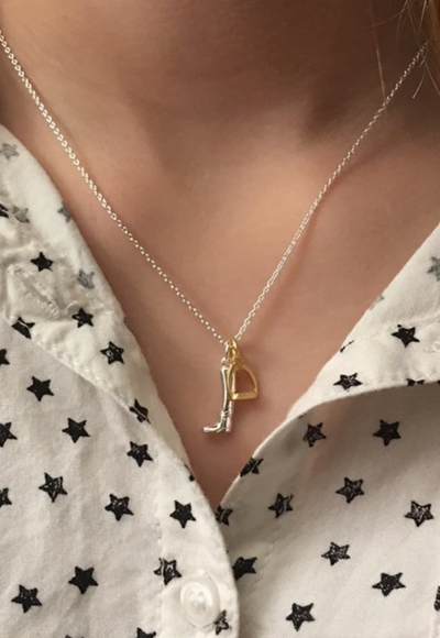 Halskette mit Reitstiefel aus Sterling Silber & Steigbügel aus 18 Karat Gold Vermeil